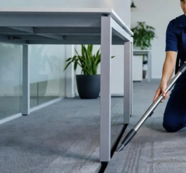 Professionele dieptereiniging in een kantooromgeving in uitvoering.